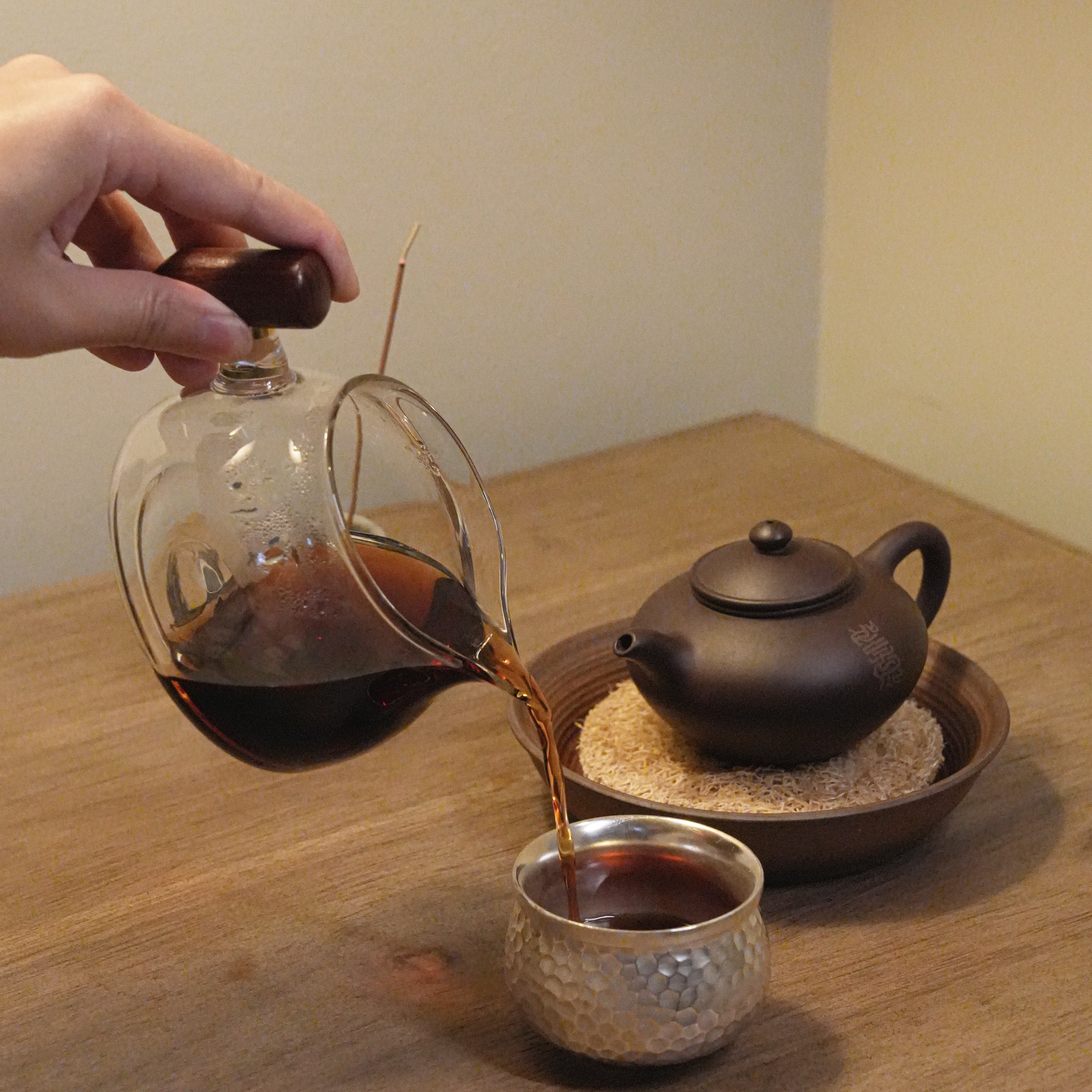 From Leaf to Mug: Celebrating Tea Traditions Around the World This Holiday Season